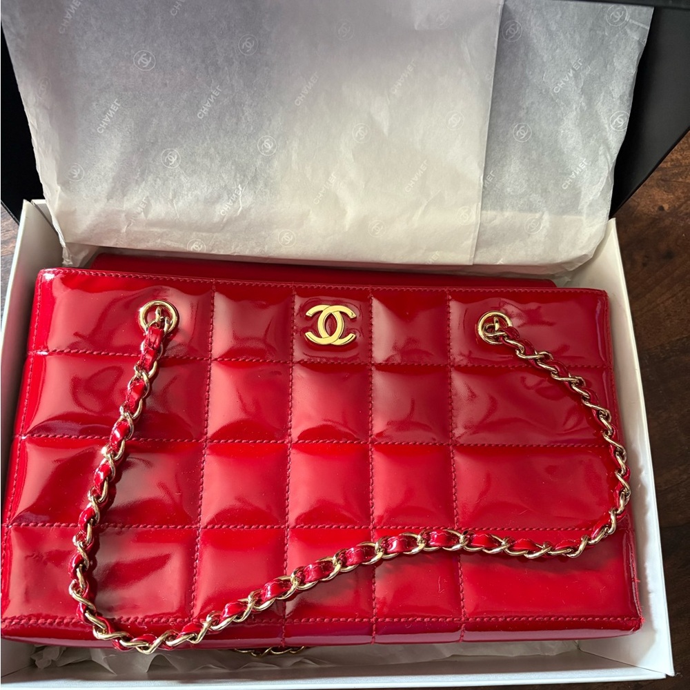 CHANEL Glossy Red Quilted Shoulder Bag